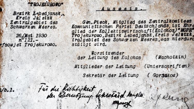 Eine Bluse mit dem Emblem der Jungen Pioniere, eine Urkunde an den Oberstallmeister von Bülow vom 7. April 1832 und eine Tabakdose aus dem Jahr 1860 - das sind nur einige der Schätze, die bei der Sanierung des ehemaligen Pionierhauses in Ludwigslust aufgetaucht sind. 