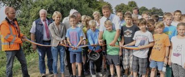Feierliche Einweihung: Landrätin Birgit Hesse und Utechts Bürgermeister  Andreas Spiewack geben mit den Schülern der Schlagsdorfer Schule den Fahrradweg offiziell frei. 
