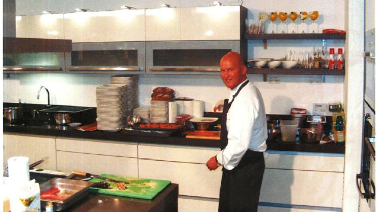 Schaukochen: Bei einer Aktion in der Möbelstadt Rück kocht Dirk Frymark in der Showküche vor Publikum. Hier werden ab Mitte September auch einige Teilnehmer der Aktion "Küchenlust" ihr Menü zubereiten.  Privat