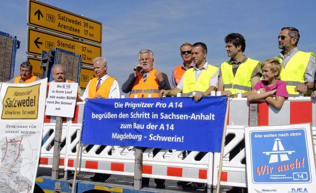 Landrat Hans Lange demonstriert in Seehausen mit geballter Faust für die Autobahn A14. Lars Reinhold