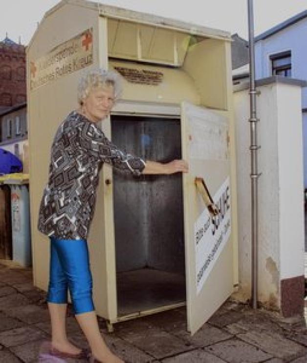 Sieglind Ahlgrimm öffnet täglich den Kleidercontainer auf dem DRK-Gelände Am Ausfall 53. Wie so oft in den vergangenen Wochen ist er leer. Nadine Schuldt (3) Sieglind Ahlgrimm öffnet täglich den Kleidercontainer auf dem DRK-Gelände Am Ausfall 53. Wie so oft in den vergangenen Wochen ist er leer. Nadine Schuldt (3)