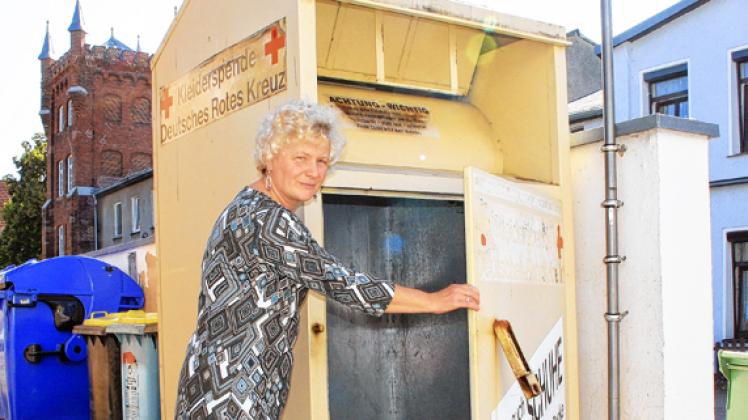 Sieglind Ahlgrimm öffnet täglich den Kleidercontainer auf dem DRK-Gelände Am Ausfall 53. Wie so oft in den vergangenen Wochen ist er leer. Nadine Schuldt (3)