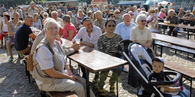 Schon am Vormittag waren die Plätze vor der Bühne gut gefüllt. Schon am Vormittag waren die Plätze vor der Bühne gut gefüllt.
