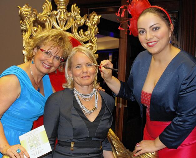 Gut geschminkt: Albina Blank (r.) sorgte dafür, dass das Make-up von Caty Harnack-Lüsch wieder strahlt. Mariola Brandt (l.) begutachtet das Ergebnis. Gut geschminkt: Albina Blank (r.) sorgte dafür, dass das Make-up von Caty Harnack-Lüsch wieder strahlt. Mariola Brandt (l.) begutachtet das Ergebnis.