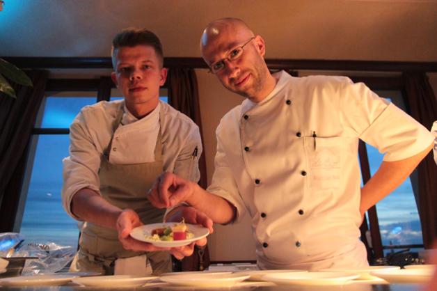 In der Showküche gab es Yellowfin-Thunfisch. Filip Walter (l.) und Matthias Stolze sind Profis in der Herstellung der japanischen Delikatessen.  Dabei ließen sie sich  von den Ballgästen gerne über die Schulter schauen. 