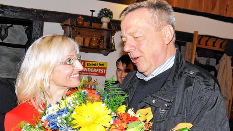 Blumen und Glückwünsche für seine Nachfolgerin: Norbert Hebinck gratuliert Margret Seemann.