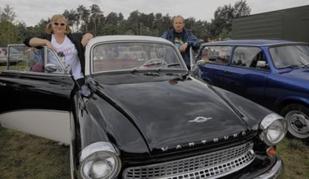 Jörk und Heike Mehlhorn sind mit diesem schicken Wartburg Coupe 311 aus Schwerin angereist. Jörk und Heike Mehlhorn sind mit diesem schicken Wartburg Coupe 311 aus Schwerin angereist.