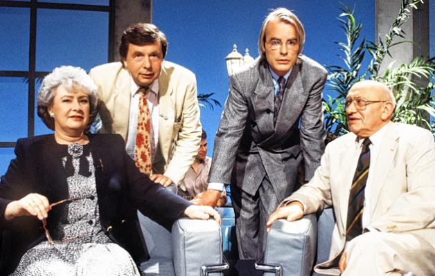 TV-Büchersendungen galten als spröde - bis das "Literarische Quartett" im ZDF kam. Von 1988 bis 2001 besprachen Sigrid Löffler, Hellmuth Karasek und Marcel Reich-Ranicki (auf dem Foto Gastkritiker Ulrich Greiner) leidenschaftlich an die 400 Bücher. Foto: ZDF TV-Büchersendungen galten als spröde - bis das "Literarische Quartett" im ZDF kam. Von 1988 bis 2001 besprachen Sigrid Löffler, Hellmuth Karasek und Marcel Reich-Ranicki (auf dem Foto Gastkritiker Ulrich Greiner) leidenschaftlich an die 400 Bücher. Foto: ZDF