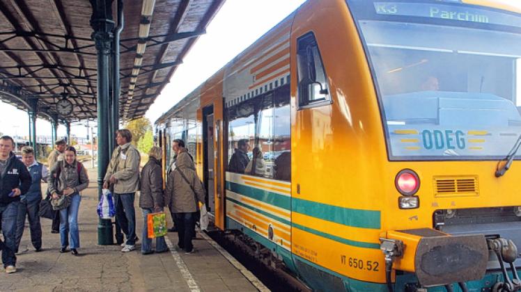 Wenn die Pläne des  Schlotmann-Ministeriums nicht gestoppt werden, dann   wird  im Dezember  2014   der letzte Zug auf dem Lübzer Bahnhof gehalten haben.  Foto: Michael-Günther Bölsche