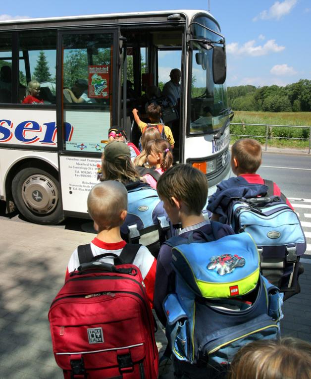 Mit dem Bus zur Schule: Für einige ist dies  kostenfrei, für andere nicht. Foto: Archiv