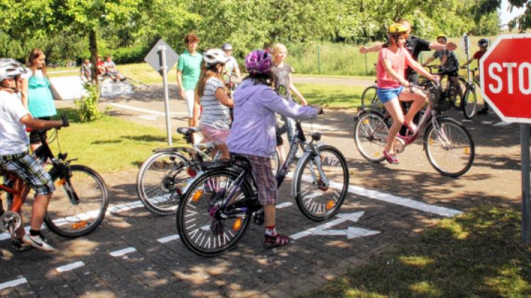 Regeln lernen - das lernen bereits Schüler in der vierten Klasse, wenn sie ihre Fahrradprüfung ablegen.  Foto: Michael-Günther Bölsche