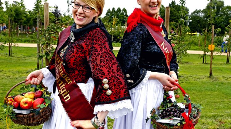 260 Ernteköniginnen aus ganz Deutschland nehmen an der "größten königlichen Autogrammstunde der Welt" teil. DPA