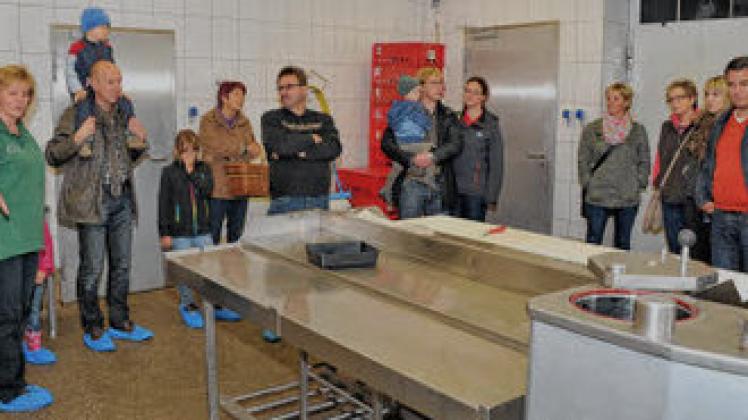 Peggy Rasim (links) führte die Besucher durch das Unternehmen. Tilo Röpcke