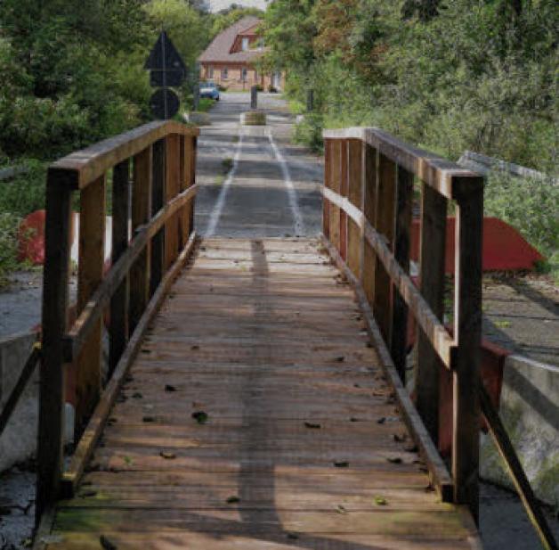 Problembrücke Cramon: Seit 2002  darf  hier kein Auto rüber. Für Fußgänger und Radfahrer wurde ein Provisorium geschaffen.