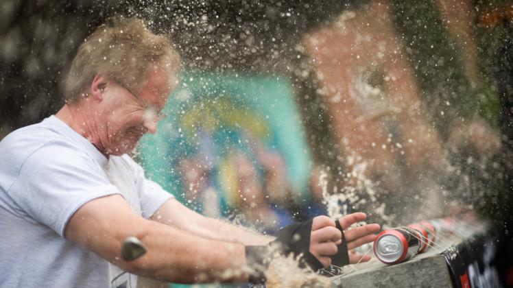 Muhamed „Donnerfaust“ Kahrimanovic zerschlägt mit beiden Händen Getränkedosen, um einen neuen Weltrekord in der Disziplin der in einer Minute am meisten mit den Händen zerdrückten Dosenpaare aufzustellen.