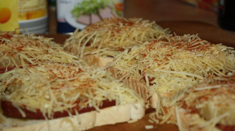 Scheibletten kommen nicht auf das Spamwich, sondern geriebener Käse - und das sehr großzügig.