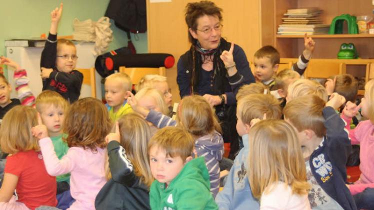 Dicht drängten sich die Kinder der Hasengruppe um Politikerin Angelika Beer, die in der Padenstedter Kindertagesstätte vorlas. 