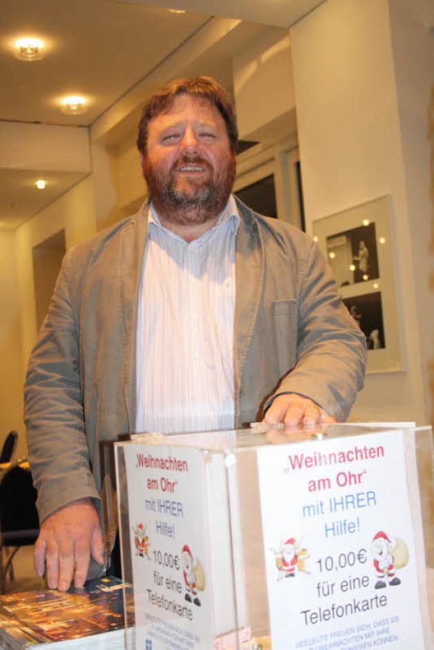 Mit Spendenbox: Seemannsdiakon Leon Meier sammelte für die Aktion „Weihnachten am Ohr“. 