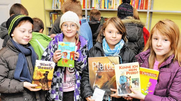 Leon,  Fabrice,   Pauline und Jasmin  finden  es  richtig toll, dass   sie in ihrer Grundschule  nun auch ihre eigene Bibliothek haben. Wie  alle ihre Mitschüler  liehen sie sich kurz vor den Ferien  l ihre Lieblingsbücher aus. Simone Herbst