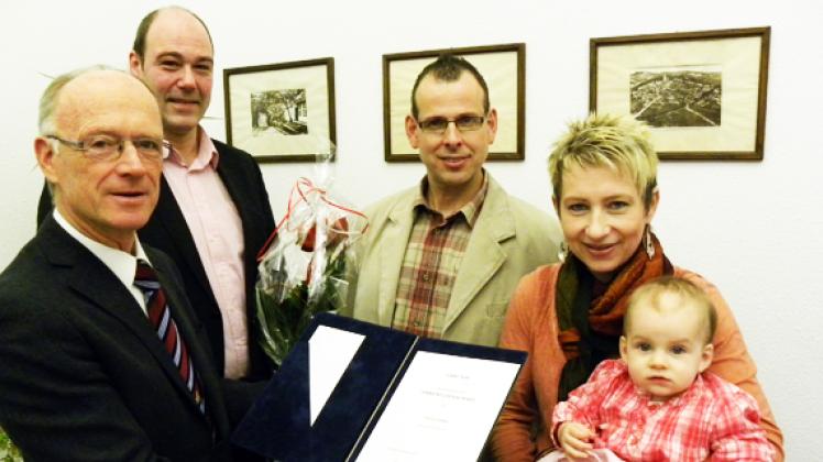 Für Neela Vorbau, jüngste Tochter und das achte Kind von Beate und Frank Vorbau, übernimmt Bundespräsident Joachim Gauck die Ehrenpatenschaft. Die Urkunde und Blumen überreichten Sternbergs Bürgermeister Jochen Quandt (l.) und der stellvertretende Bürgermeister Olaf Steinberg (2. v.l.). Roswitha Spöhr