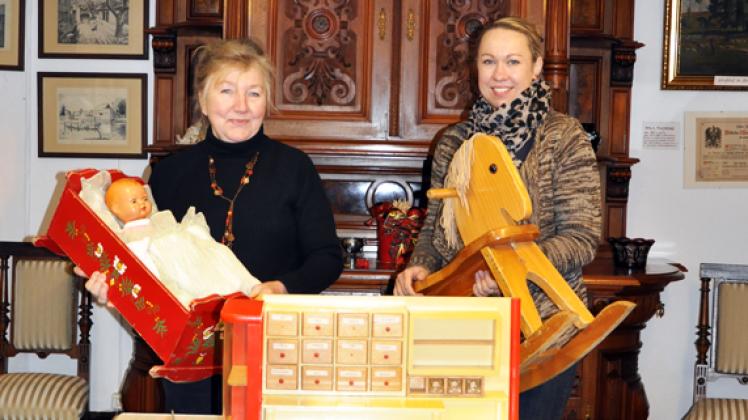 Rosemari Hassel  und Antje Kühl (v.l.)  machen das Museum winterfest:  Viele der alten Spielsachen kannten die Besucher noch aus ihrer Kindheit. Nadja Hoffmann