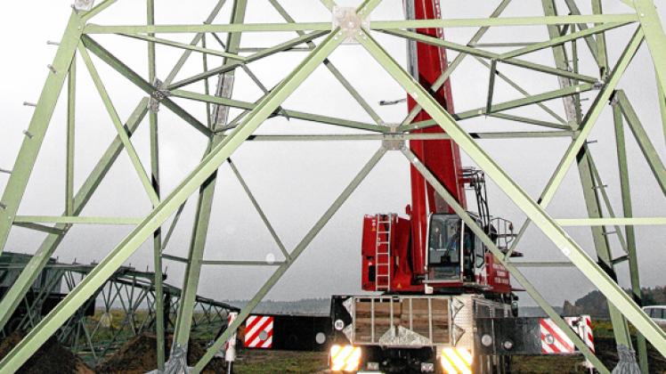 Monteure der Firma LTB-Leitungsbau setzen einen der Giganten der neuen 380 kV-Leitung zusammen, die zwischen Schwerin-Görries und Hamburg-Krümmel gebaut wird. Mayk Pohle