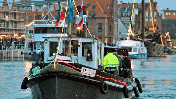 Mit auf Fahrt im Konvoi der Schiffe geht Wismars ältestes Traditionsschlepper "Pionier" von 1891.