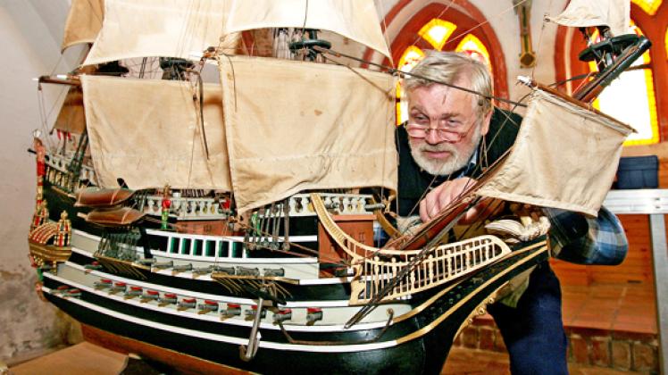 Rainer Däbritz hat letztmalig 2009 das Dähnke-Votivschiff  aus St. Nikolai teilrestauriert und besitzt daher gute Vergleichsmöglichkeiten. 