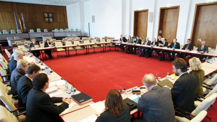 Im Plenarsaal des Landtages in Schwerin findet heute die öffentliche Anhörung einer Expertenkommission zu den Versorgungsbezügen der Landtagsabgeordneten statt. Foto: dpa