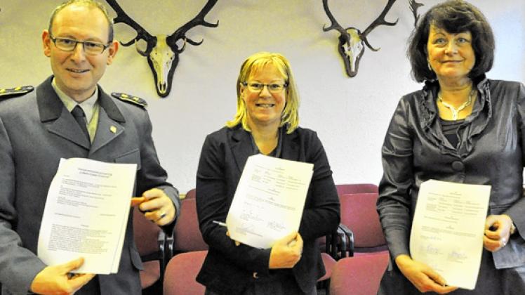 Zeigten sich sehr zufrieden nach der Unterzeichnung der Kooperationsvereinbarung: Sven Blomeyer, Dr. Gisela Spangenberg und Regina Hemesath (v.l.). Foto: Hans-Jürgen Kowalzik