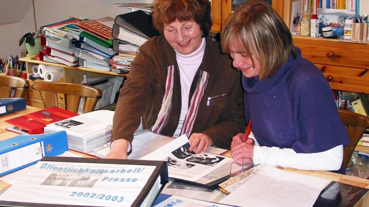  Karin Gruhlke (l.) und Birgit Naxer gehören zu den Motoren des vereins- und generationsübergreifenden Projektes "Zusammen in Parchim".Christiane Großmann