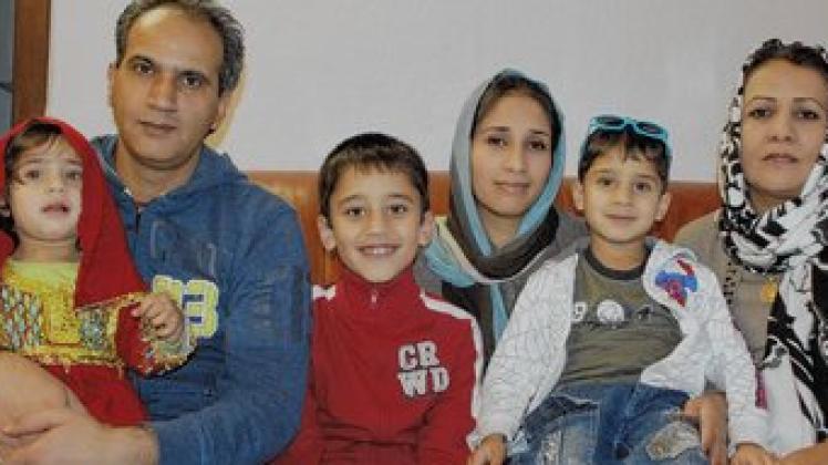 Die Kleinen sind begeistert, die Großen können mit weihnachtlichen Bräuchen wenig anfangen: Anis Ibrahimi (3.v.r.) mit ihrem Mann Karim, Tochter Diana und den Söhnen Jusuf (3. v. l.) und Amir. Seit zwei Jahren wohnt die Familie  in Wittenberge. Zuwachs bekam sie vor vier Monaten, als auch Anis Ibrahimis Mutter (r.) nach Deutschland kam. Susann Matschewski