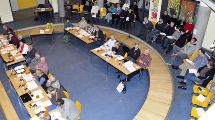 Ein Blick in die Pausenhalle zeigte ein selten großes Interesse der Einwohner an dieser Sitzung.