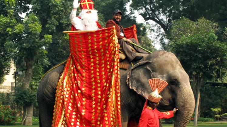 Traditionell kommt der Nikolaus zu den Kindern in der indischen Hauptstadt Neu Delhi nicht auf seinem Rentier-Schlitten, sondern auf einem Elefanten. Foto: dpa