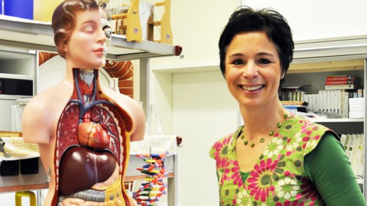 Eine lebensgroße Puppe oder  ein Experiment  mit echten Würmern: Silke Hammersdorfer versucht ihren Biologieunterricht anschaulich zu gestalten. Nadja Hoffmann