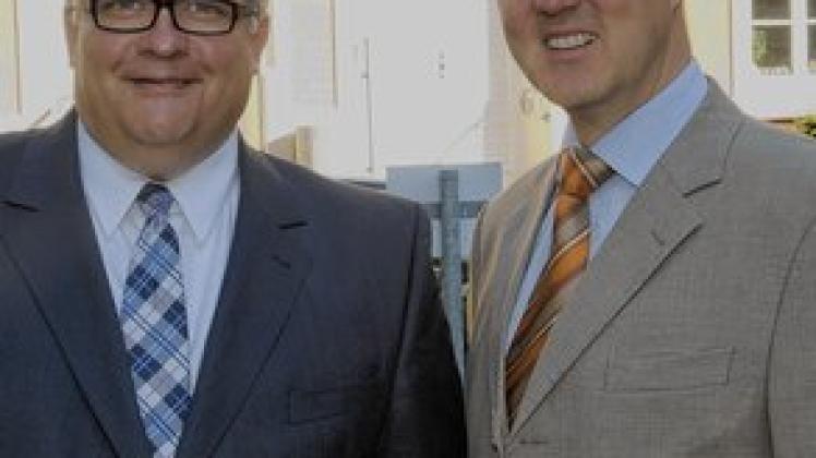 Die Helios-Kliniken spenden 1000 Euro, erklären  Franzl Simon  (l.) und Thomas Rupp.