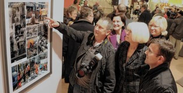 Rundgang durch die Ausstellung: Fotograf Hans-Dieter Hentschel (l.) zeigte Oberbürgermeisterin Angelika Gramkow und Centermanager Volodymyr Kazmyruk  seine Bilder.