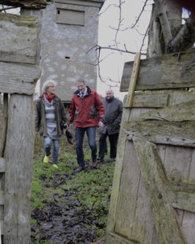 Unterwegs in der Natur: Monika Reh, Ralf Lüthje und Robert Paeplow vor der Tierherberge in Nesow Dorf. Unterwegs in der Natur: Monika Reh, Ralf Lüthje und Robert Paeplow vor der Tierherberge in Nesow Dorf.