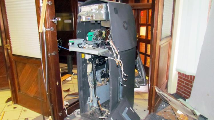 Vollkommen zerstört wurde der Geldautomat, aus dem die Geldkassetten entwendet wurden. Petra Konermann 
