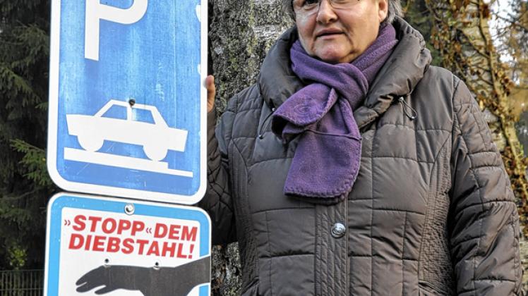 Hat schon vielen Diebstahl-Opfern mit Kleingeld für den Bus ausgeholfen: Brigitte Karsch von der Friedhofsverwaltung warnt vor Langfingern.Rebekka Poesch