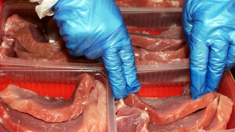Ein Mitarbeiter einer Fleischfirma verpackt Schnitzel mit dem Label «Für mehr Tierschutz». dpa