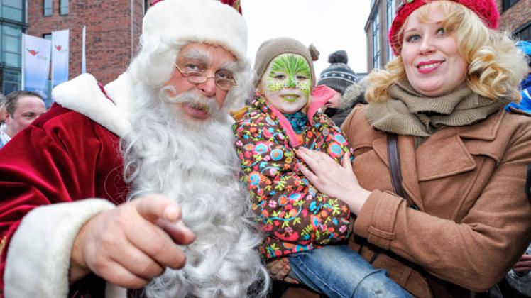 Der Weihnachtsmann kommt auf der "Albert Johannes" in den Stadthafen gesegelt und begrüßt dort auch die kleine Emma und Mutter Katleen Naumann. georg scharnweber