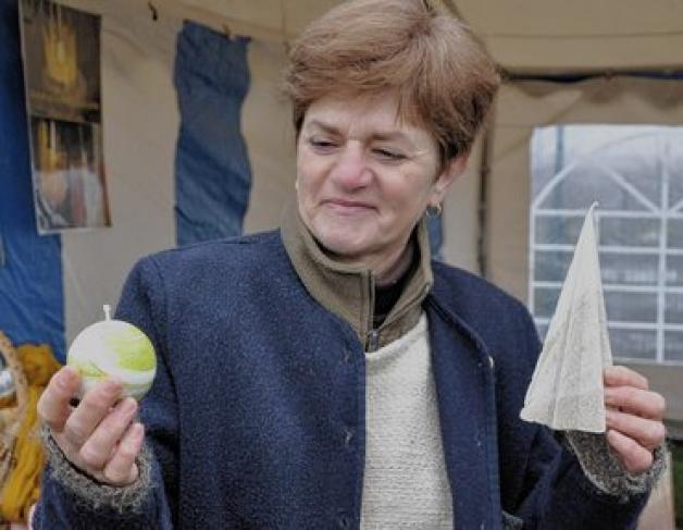 Ein Test ergab, erzählt Christine Gabler von der Kerzenscheune in Groß Laasch, dass eine dieser Kerzen 21 Stunden lang brennt. Ein Test ergab, erzählt Christine Gabler von der Kerzenscheune in Groß Laasch, dass eine dieser Kerzen 21 Stunden lang brennt.