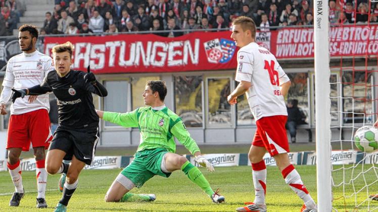 Torjubel von Tom Weilandt: In der 25. Minute ging der FC Hansa im Erfurter Steigerwaldstadion nach einer Ecke mit 1:0 in Führung.