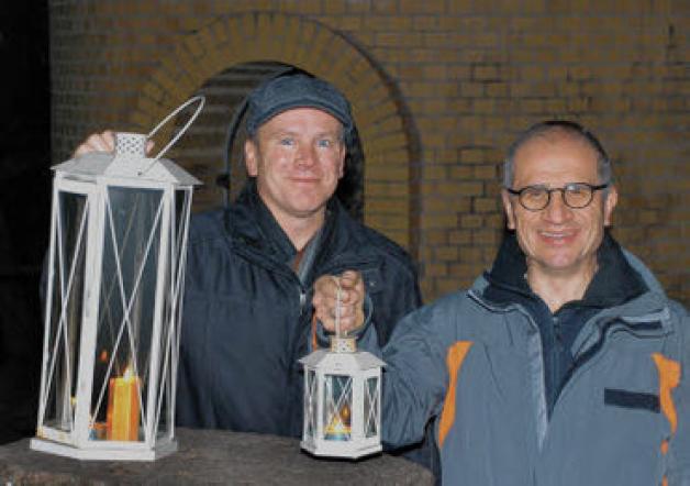 Gerd Holger Golisz und Alexander Hager (r.)  lassen am Ruhner Turm Lichter angehen.