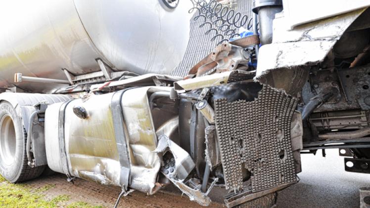370 Liter Diesel flossen aus den zerstörten Lkw-Tank.