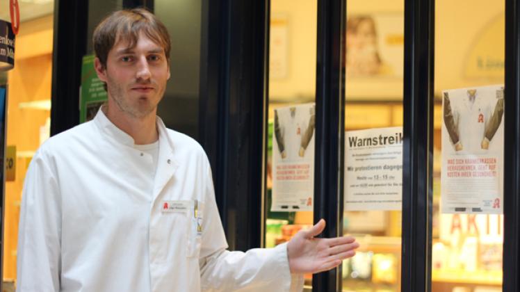 Setzt auf das offene Gespräch: Apotheker Jelger Westendorf  erklärt seinen Kunden den Hintergrund des Streiks. dabe