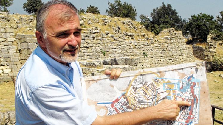 Der Leiter der Troja-Ausgrabungen, Professor Ernst Pernicka,  vor der Stadtmauer von Troja dpa