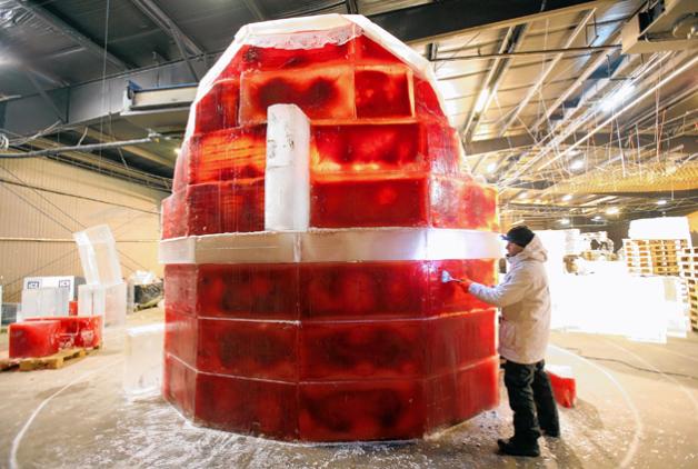 „Irrgarten“ heißt die Skulptur aus rotem Eis, an der Andrey Molokov aus Russland derzeit auf Karls Erlebnishof in Rövershagen arbeitet. Für die 10. Eiszeit unter dem Motto „Komm ins Erdbeer-Wunderland“ wird erstmals gefärbtes Eis verwendet. 