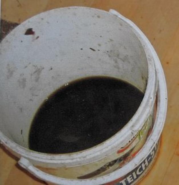 Solch eine schwarze Teer-Wasser-Brühe kommt bei der Rentnerin durch die Decke. Solch eine schwarze Teer-Wasser-Brühe kommt bei der Rentnerin durch die Decke.